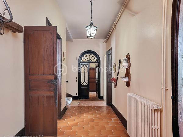 Située dans une rue calme du centre de Mézin (Lot et Garonne) , cette maison avec jardin, offre de multiples possibilités comme une maison de famille, un projet professionnel, ou une résidence secondaire.

Cette ancienne demeure possède le charme des demeures bourgeoises de part les doubles-portes anciennes qui desservent les pièces, une belle hauteur sous-plafond, les grandes fenêtres, le parquet ancien, ainsi que de nombreuses cheminées. Cela donne beaucoup de cachet à l’ensemble. La toiture a été entièrement rénovée. 

Au rez-de-chaussée, un large couloir, dessert le salon, la salle-à-manger, deux cuisines, une buanderie, un wc ainsi qu’un local technique.
Au premier étage, comme pour le rez-de-chaussée, un large couloir dessert 4 chambres spacieuses, un wc, une salle de bain, une pièce d’eau.
Entre le premier étage et les combles se trouve une pièce mansardée qui peut faire office de bureau ou de chambre.
Au dernier étage se trouvent les combles. Divisées en deux pièces aménageables dont les surfaces respectives sont respectivement de 35 et 56 mètres carrés.

Toutes les pièces orientées sud-ouest, sont particulièrement lumineuses. De grandes portes-fenêtres donnent accès au charmant jardin suspendu ainsi qu’à une très jolie dépendance de 37m2 qui pourrait faire office de studio ou d’atelier d’artiste. Pour finir la propriété possède un grand garage d’une superficie de 37 m2.

Cette bâtisse présente beaucoup d’atouts et offres de nombreuses possibilités comme :
- redistribuer la destination des pièces,
- augmenter la surface habitable de 260m2 à 387m2 en aménageant la dépendance et les combles,
- devenir votre pied-à-terre dans le Sud-Ouest pour accueillir de part ses volumes généreux, une grande famille ou de nombreux amis
- la situation géographique de cette maison permet de rejoindre :
- Nérac en 15 mn
- Agen en 48 mn
- Bordeaux en 2H00
- Toulouse en 2h
- Paris en 3H30 par le TGV depuis la gare d’Agen.

Mézin est une cité médiévale de 1500 habitants, tous commerces, écoles et l'ensemble des services nécessaires : tout est accessible à pied depuis la maison.
Mon avis : cette demeure bourgeoise représente la maison familiale type. Ses volumes généreux, ses boiseries anciennes, son charme désuet lui apportent un coté chaleureux et rassurant. Cette maison très lumineuse possède un potentiel indéniable tant qu’aux diverses possibilités de réaménagement qu’elle offre. En outre elle peut être une résidence principale, secondaire, un projet familial, une activité indépendante, une résidence d’artistes, une location. Tout est envisageable. Pas de gros travaux à prévoir : Tableau électrique neuf, toiture neuve.