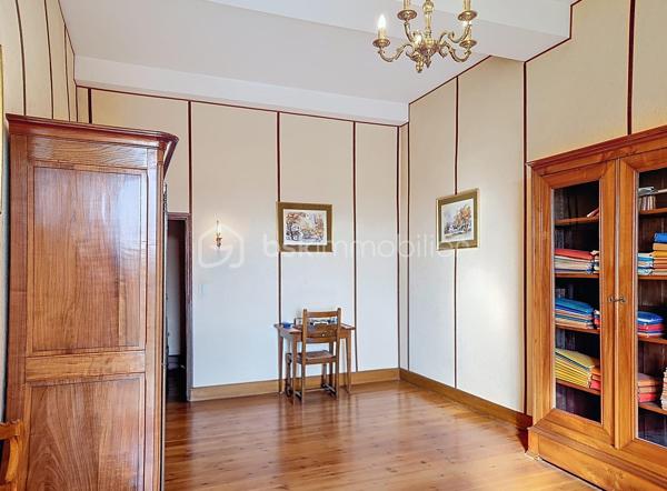 Située dans une rue calme du centre de Mézin (Lot et Garonne) , cette maison avec jardin, offre de multiples possibilités comme une maison de famille, un projet professionnel, ou une résidence secondaire.

Cette ancienne demeure possède le charme des demeures bourgeoises de part les doubles-portes anciennes qui desservent les pièces, une belle hauteur sous-plafond, les grandes fenêtres, le parquet ancien, ainsi que de nombreuses cheminées. Cela donne beaucoup de cachet à l’ensemble. La toiture a été entièrement rénovée. 

Au rez-de-chaussée, un large couloir, dessert le salon, la salle-à-manger, deux cuisines, une buanderie, un wc ainsi qu’un local technique.
Au premier étage, comme pour le rez-de-chaussée, un large couloir dessert 4 chambres spacieuses, un wc, une salle de bain, une pièce d’eau.
Entre le premier étage et les combles se trouve une pièce mansardée qui peut faire office de bureau ou de chambre.
Au dernier étage se trouvent les combles. Divisées en deux pièces aménageables dont les surfaces respectives sont respectivement de 35 et 56 mètres carrés.

Toutes les pièces orientées sud-ouest, sont particulièrement lumineuses. De grandes portes-fenêtres donnent accès au charmant jardin suspendu ainsi qu’à une très jolie dépendance de 37m2 qui pourrait faire office de studio ou d’atelier d’artiste. Pour finir la propriété possède un grand garage d’une superficie de 37 m2.

Cette bâtisse présente beaucoup d’atouts et offres de nombreuses possibilités comme :
- redistribuer la destination des pièces,
- augmenter la surface habitable de 260m2 à 387m2 en aménageant la dépendance et les combles,
- devenir votre pied-à-terre dans le Sud-Ouest pour accueillir de part ses volumes généreux, une grande famille ou de nombreux amis
- la situation géographique de cette maison permet de rejoindre :
- Nérac en 15 mn
- Agen en 48 mn
- Bordeaux en 2H00
- Toulouse en 2h
- Paris en 3H30 par le TGV depuis la gare d’Agen.

Mézin est une cité médiévale de 1500 habitants, tous commerces, écoles et l'ensemble des services nécessaires : tout est accessible à pied depuis la maison.
Mon avis : cette demeure bourgeoise représente la maison familiale type. Ses volumes généreux, ses boiseries anciennes, son charme désuet lui apportent un coté chaleureux et rassurant. Cette maison très lumineuse possède un potentiel indéniable tant qu’aux diverses possibilités de réaménagement qu’elle offre. En outre elle peut être une résidence principale, secondaire, un projet familial, une activité indépendante, une résidence d’artistes, une location. Tout est envisageable. Pas de gros travaux à prévoir : Tableau électrique neuf, toiture neuve.