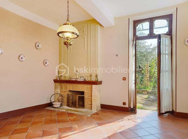 Située dans une rue calme du centre de Mézin (Lot et Garonne) , cette maison avec jardin, offre de multiples possibilités comme une maison de famille, un projet professionnel, ou une résidence secondaire.

Cette ancienne demeure possède le charme des demeures bourgeoises de part les doubles-portes anciennes qui desservent les pièces, une belle hauteur sous-plafond, les grandes fenêtres, le parquet ancien, ainsi que de nombreuses cheminées. Cela donne beaucoup de cachet à l’ensemble. La toiture a été entièrement rénovée. 

Au rez-de-chaussée, un large couloir, dessert le salon, la salle-à-manger, deux cuisines, une buanderie, un wc ainsi qu’un local technique.
Au premier étage, comme pour le rez-de-chaussée, un large couloir dessert 4 chambres spacieuses, un wc, une salle de bain, une pièce d’eau.
Entre le premier étage et les combles se trouve une pièce mansardée qui peut faire office de bureau ou de chambre.
Au dernier étage se trouvent les combles. Divisées en deux pièces aménageables dont les surfaces respectives sont respectivement de 35 et 56 mètres carrés.

Toutes les pièces orientées sud-ouest, sont particulièrement lumineuses. De grandes portes-fenêtres donnent accès au charmant jardin suspendu ainsi qu’à une très jolie dépendance de 37m2 qui pourrait faire office de studio ou d’atelier d’artiste. Pour finir la propriété possède un grand garage d’une superficie de 37 m2.

Cette bâtisse présente beaucoup d’atouts et offres de nombreuses possibilités comme :
- redistribuer la destination des pièces,
- augmenter la surface habitable de 260m2 à 387m2 en aménageant la dépendance et les combles,
- devenir votre pied-à-terre dans le Sud-Ouest pour accueillir de part ses volumes généreux, une grande famille ou de nombreux amis
- la situation géographique de cette maison permet de rejoindre :
- Nérac en 15 mn
- Agen en 48 mn
- Bordeaux en 2H00
- Toulouse en 2h
- Paris en 3H30 par le TGV depuis la gare d’Agen.

Mézin est une cité médiévale de 1500 habitants, tous commerces, écoles et l'ensemble des services nécessaires : tout est accessible à pied depuis la maison.
Mon avis : cette demeure bourgeoise représente la maison familiale type. Ses volumes généreux, ses boiseries anciennes, son charme désuet lui apportent un coté chaleureux et rassurant. Cette maison très lumineuse possède un potentiel indéniable tant qu’aux diverses possibilités de réaménagement qu’elle offre. En outre elle peut être une résidence principale, secondaire, un projet familial, une activité indépendante, une résidence d’artistes, une location. Tout est envisageable. Pas de gros travaux à prévoir : Tableau électrique neuf, toiture neuve.