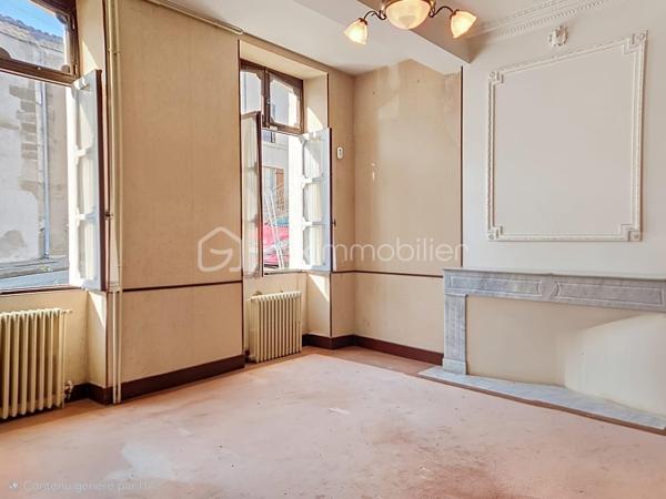 Située dans une rue calme du centre de Mézin (Lot et Garonne) , cette maison avec jardin, offre de multiples possibilités comme une maison de famille, un projet professionnel, ou une résidence secondaire.

Cette ancienne demeure possède le charme des demeures bourgeoises de part les doubles-portes anciennes qui desservent les pièces, une belle hauteur sous-plafond, les grandes fenêtres, le parquet ancien, ainsi que de nombreuses cheminées. Cela donne beaucoup de cachet à l’ensemble. La toiture a été entièrement rénovée. 

Au rez-de-chaussée, un large couloir, dessert le salon, la salle-à-manger, deux cuisines, une buanderie, un wc ainsi qu’un local technique.
Au premier étage, comme pour le rez-de-chaussée, un large couloir dessert 4 chambres spacieuses, un wc, une salle de bain, une pièce d’eau.
Entre le premier étage et les combles se trouve une pièce mansardée qui peut faire office de bureau ou de chambre.
Au dernier étage se trouvent les combles. Divisées en deux pièces aménageables dont les surfaces respectives sont respectivement de 35 et 56 mètres carrés.

Toutes les pièces orientées sud-ouest, sont particulièrement lumineuses. De grandes portes-fenêtres donnent accès au charmant jardin suspendu ainsi qu’à une très jolie dépendance de 37m2 qui pourrait faire office de studio ou d’atelier d’artiste. Pour finir la propriété possède un grand garage d’une superficie de 37 m2.

Cette bâtisse présente beaucoup d’atouts et offres de nombreuses possibilités comme :
- redistribuer la destination des pièces,
- augmenter la surface habitable de 260m2 à 387m2 en aménageant la dépendance et les combles,
- devenir votre pied-à-terre dans le Sud-Ouest pour accueillir de part ses volumes généreux, une grande famille ou de nombreux amis
- la situation géographique de cette maison permet de rejoindre :
- Nérac en 15 mn
- Agen en 48 mn
- Bordeaux en 2H00
- Toulouse en 2h
- Paris en 3H30 par le TGV depuis la gare d’Agen.

Mézin est une cité médiévale de 1500 habitants, tous commerces, écoles et l'ensemble des services nécessaires : tout est accessible à pied depuis la maison.
Mon avis : cette demeure bourgeoise représente la maison familiale type. Ses volumes généreux, ses boiseries anciennes, son charme désuet lui apportent un coté chaleureux et rassurant. Cette maison très lumineuse possède un potentiel indéniable tant qu’aux diverses possibilités de réaménagement qu’elle offre. En outre elle peut être une résidence principale, secondaire, un projet familial, une activité indépendante, une résidence d’artistes, une location. Tout est envisageable. Pas de gros travaux à prévoir : Tableau électrique neuf, toiture neuve.