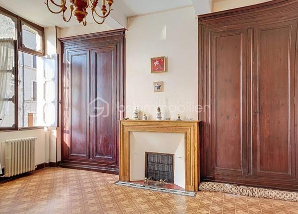 Située dans une rue calme du centre de Mézin (Lot et Garonne) , cette maison avec jardin, offre de multiples possibilités comme une maison de famille, un projet professionnel, ou une résidence secondaire.

Cette ancienne demeure possède le charme des demeures bourgeoises de part les doubles-portes anciennes qui desservent les pièces, une belle hauteur sous-plafond, les grandes fenêtres, le parquet ancien, ainsi que de nombreuses cheminées. Cela donne beaucoup de cachet à l’ensemble. La toiture a été entièrement rénovée. 

Au rez-de-chaussée, un large couloir, dessert le salon, la salle-à-manger, deux cuisines, une buanderie, un wc ainsi qu’un local technique.
Au premier étage, comme pour le rez-de-chaussée, un large couloir dessert 4 chambres spacieuses, un wc, une salle de bain, une pièce d’eau.
Entre le premier étage et les combles se trouve une pièce mansardée qui peut faire office de bureau ou de chambre.
Au dernier étage se trouvent les combles. Divisées en deux pièces aménageables dont les surfaces respectives sont respectivement de 35 et 56 mètres carrés.

Toutes les pièces orientées sud-ouest, sont particulièrement lumineuses. De grandes portes-fenêtres donnent accès au charmant jardin suspendu ainsi qu’à une très jolie dépendance de 37m2 qui pourrait faire office de studio ou d’atelier d’artiste. Pour finir la propriété possède un grand garage d’une superficie de 37 m2.

Cette bâtisse présente beaucoup d’atouts et offres de nombreuses possibilités comme :
- redistribuer la destination des pièces,
- augmenter la surface habitable de 260m2 à 387m2 en aménageant la dépendance et les combles,
- devenir votre pied-à-terre dans le Sud-Ouest pour accueillir de part ses volumes généreux, une grande famille ou de nombreux amis
- la situation géographique de cette maison permet de rejoindre :
- Nérac en 15 mn
- Agen en 48 mn
- Bordeaux en 2H00
- Toulouse en 2h
- Paris en 3H30 par le TGV depuis la gare d’Agen.

Mézin est une cité médiévale de 1500 habitants, tous commerces, écoles et l'ensemble des services nécessaires : tout est accessible à pied depuis la maison.
Mon avis : cette demeure bourgeoise représente la maison familiale type. Ses volumes généreux, ses boiseries anciennes, son charme désuet lui apportent un coté chaleureux et rassurant. Cette maison très lumineuse possède un potentiel indéniable tant qu’aux diverses possibilités de réaménagement qu’elle offre. En outre elle peut être une résidence principale, secondaire, un projet familial, une activité indépendante, une résidence d’artistes, une location. Tout est envisageable. Pas de gros travaux à prévoir : Tableau électrique neuf, toiture neuve.