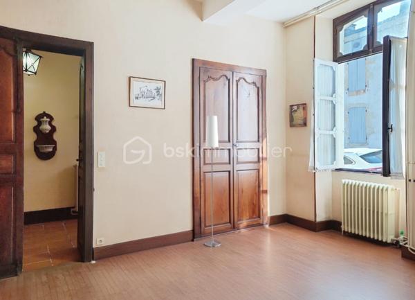 Située dans une rue calme du centre de Mézin (Lot et Garonne) , cette maison avec jardin, offre de multiples possibilités comme une maison de famille, un projet professionnel, ou une résidence secondaire.

Cette ancienne demeure possède le charme des demeures bourgeoises de part les doubles-portes anciennes qui desservent les pièces, une belle hauteur sous-plafond, les grandes fenêtres, le parquet ancien, ainsi que de nombreuses cheminées. Cela donne beaucoup de cachet à l’ensemble. La toiture a été entièrement rénovée. 

Au rez-de-chaussée, un large couloir, dessert le salon, la salle-à-manger, deux cuisines, une buanderie, un wc ainsi qu’un local technique.
Au premier étage, comme pour le rez-de-chaussée, un large couloir dessert 4 chambres spacieuses, un wc, une salle de bain, une pièce d’eau.
Entre le premier étage et les combles se trouve une pièce mansardée qui peut faire office de bureau ou de chambre.
Au dernier étage se trouvent les combles. Divisées en deux pièces aménageables dont les surfaces respectives sont respectivement de 35 et 56 mètres carrés.

Toutes les pièces orientées sud-ouest, sont particulièrement lumineuses. De grandes portes-fenêtres donnent accès au charmant jardin suspendu ainsi qu’à une très jolie dépendance de 37m2 qui pourrait faire office de studio ou d’atelier d’artiste. Pour finir la propriété possède un grand garage d’une superficie de 37 m2.

Cette bâtisse présente beaucoup d’atouts et offres de nombreuses possibilités comme :
- redistribuer la destination des pièces,
- augmenter la surface habitable de 260m2 à 387m2 en aménageant la dépendance et les combles,
- devenir votre pied-à-terre dans le Sud-Ouest pour accueillir de part ses volumes généreux, une grande famille ou de nombreux amis
- la situation géographique de cette maison permet de rejoindre :
- Nérac en 15 mn
- Agen en 48 mn
- Bordeaux en 2H00
- Toulouse en 2h
- Paris en 3H30 par le TGV depuis la gare d’Agen.

Mézin est une cité médiévale de 1500 habitants, tous commerces, écoles et l'ensemble des services nécessaires : tout est accessible à pied depuis la maison.
Mon avis : cette demeure bourgeoise représente la maison familiale type. Ses volumes généreux, ses boiseries anciennes, son charme désuet lui apportent un coté chaleureux et rassurant. Cette maison très lumineuse possède un potentiel indéniable tant qu’aux diverses possibilités de réaménagement qu’elle offre. En outre elle peut être une résidence principale, secondaire, un projet familial, une activité indépendante, une résidence d’artistes, une location. Tout est envisageable. Pas de gros travaux à prévoir : Tableau électrique neuf, toiture neuve.