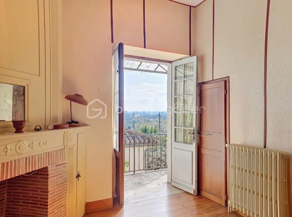Située dans une rue calme du centre de Mézin (Lot et Garonne) , cette maison avec jardin, offre de multiples possibilités comme une maison de famille, un projet professionnel, ou une résidence secondaire.

Cette ancienne demeure possède le charme des demeures bourgeoises de part les doubles-portes anciennes qui desservent les pièces, une belle hauteur sous-plafond, les grandes fenêtres, le parquet ancien, ainsi que de nombreuses cheminées. Cela donne beaucoup de cachet à l’ensemble. La toiture a été entièrement rénovée. 

Au rez-de-chaussée, un large couloir, dessert le salon, la salle-à-manger, deux cuisines, une buanderie, un wc ainsi qu’un local technique.
Au premier étage, comme pour le rez-de-chaussée, un large couloir dessert 4 chambres spacieuses, un wc, une salle de bain, une pièce d’eau.
Entre le premier étage et les combles se trouve une pièce mansardée qui peut faire office de bureau ou de chambre.
Au dernier étage se trouvent les combles. Divisées en deux pièces aménageables dont les surfaces respectives sont respectivement de 35 et 56 mètres carrés.

Toutes les pièces orientées sud-ouest, sont particulièrement lumineuses. De grandes portes-fenêtres donnent accès au charmant jardin suspendu ainsi qu’à une très jolie dépendance de 37m2 qui pourrait faire office de studio ou d’atelier d’artiste. Pour finir la propriété possède un grand garage d’une superficie de 37 m2.

Cette bâtisse présente beaucoup d’atouts et offres de nombreuses possibilités comme :
- redistribuer la destination des pièces,
- augmenter la surface habitable de 260m2 à 387m2 en aménageant la dépendance et les combles,
- devenir votre pied-à-terre dans le Sud-Ouest pour accueillir de part ses volumes généreux, une grande famille ou de nombreux amis
- la situation géographique de cette maison permet de rejoindre :
- Nérac en 15 mn
- Agen en 48 mn
- Bordeaux en 2H00
- Toulouse en 2h
- Paris en 3H30 par le TGV depuis la gare d’Agen.

Mézin est une cité médiévale de 1500 habitants, tous commerces, écoles et l'ensemble des services nécessaires : tout est accessible à pied depuis la maison.
Mon avis : cette demeure bourgeoise représente la maison familiale type. Ses volumes généreux, ses boiseries anciennes, son charme désuet lui apportent un coté chaleureux et rassurant. Cette maison très lumineuse possède un potentiel indéniable tant qu’aux diverses possibilités de réaménagement qu’elle offre. En outre elle peut être une résidence principale, secondaire, un projet familial, une activité indépendante, une résidence d’artistes, une location. Tout est envisageable. Pas de gros travaux à prévoir : Tableau électrique neuf, toiture neuve.