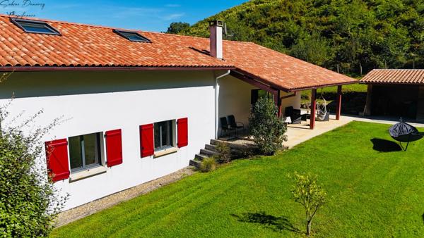 En EXCLUSIVITÉ - Maison Contemporaine avec piscine à ASCAIN