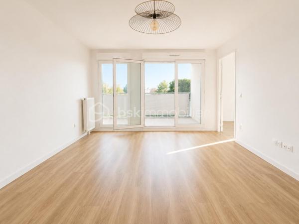 Coup de coeur ! 

Appartement avec 4 pieces 88,50m2 au 3eme étage avec ascenseur situé à 10min à pied du centre ville et 15min à pied de la gare RER A Noisy le Grand Mont d'est comprenant :

- 3 chambres 
- 2 salles de bain ( une avec baignoire & une avec douche )
- 1 place de parking en sous sol
- un balcon exposé sud ouest 
- accès PMR 

Copropriété récente 2021 très bien gérée
Local vélo 
Excellent DPE C