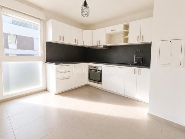 Coup de coeur ! 

Appartement avec 4 pieces 88,50m2 au 3eme étage avec ascenseur situé à 10min à pied du centre ville et 15min à pied de la gare RER A Noisy le Grand Mont d'est comprenant :

- 3 chambres 
- 2 salles de bain ( une avec baignoire & une avec douche )
- 1 place de parking en sous sol
- un balcon exposé sud ouest 
- accès PMR 

Copropriété récente 2021 très bien gérée
Local vélo 
Excellent DPE C