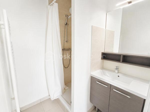 Coup de coeur ! 

Appartement avec 4 pieces 88,50m2 au 3eme étage avec ascenseur situé à 10min à pied du centre ville et 15min à pied de la gare RER A Noisy le Grand Mont d'est comprenant :

- 3 chambres 
- 2 salles de bain ( une avec baignoire & une avec douche )
- 1 place de parking en sous sol
- un balcon exposé sud ouest 
- accès PMR 

Copropriété récente 2021 très bien gérée
Local vélo 
Excellent DPE C