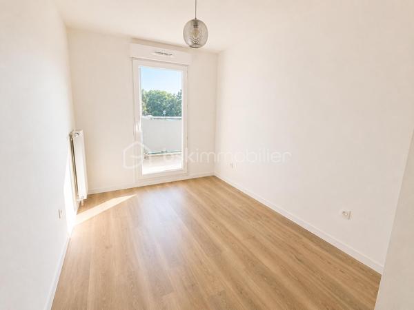 Coup de coeur ! 

Appartement avec 4 pieces 88,50m2 au 3eme étage avec ascenseur situé à 10min à pied du centre ville et 15min à pied de la gare RER A Noisy le Grand Mont d'est comprenant :

- 3 chambres 
- 2 salles de bain ( une avec baignoire & une avec douche )
- 1 place de parking en sous sol
- un balcon exposé sud ouest 
- accès PMR 

Copropriété récente 2021 très bien gérée
Local vélo 
Excellent DPE C
