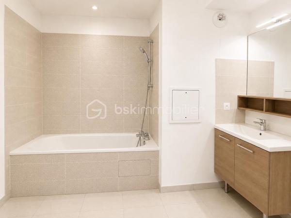 Coup de coeur ! 

Appartement avec 4 pieces 88,50m2 au 3eme étage avec ascenseur situé à 10min à pied du centre ville et 15min à pied de la gare RER A Noisy le Grand Mont d'est comprenant :

- 3 chambres 
- 2 salles de bain ( une avec baignoire & une avec douche )
- 1 place de parking en sous sol
- un balcon exposé sud ouest 
- accès PMR 

Copropriété récente 2021 très bien gérée
Local vélo 
Excellent DPE C
