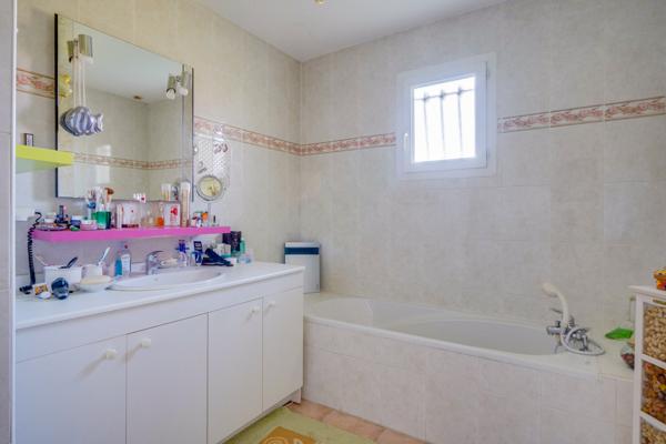 Libourne (33500) Maison 4 pièces de 102m2 habitables avec garage attenant sur parcelle de 1103m2