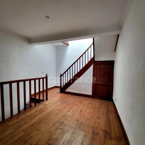 Exceptionnel : immeuble insolite à vendre en plein coeur de Saint-Clar (32)