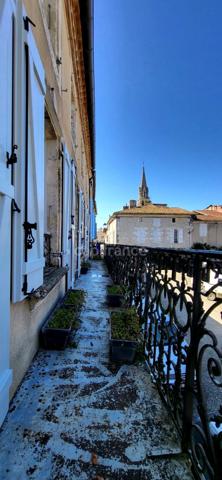 Exceptionnel : immeuble insolite à vendre en plein coeur de Saint-Clar (32)