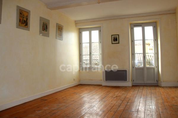 Exceptionnel : immeuble insolite à vendre en plein coeur de Saint-Clar (32)