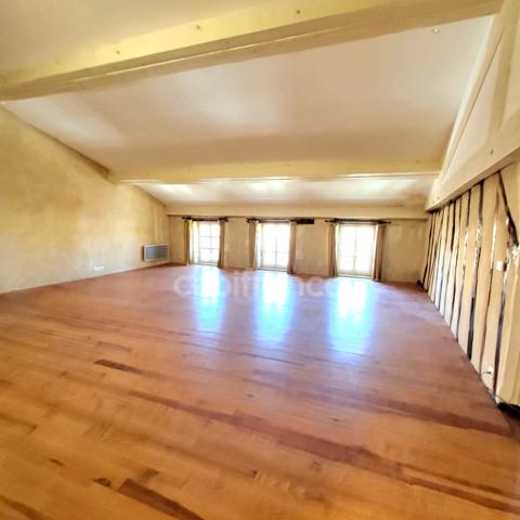 Exceptionnel : immeuble insolite à vendre en plein coeur de Saint-Clar (32)