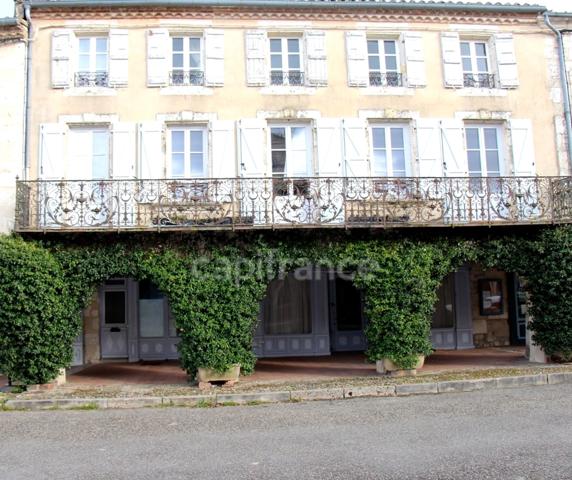 Exceptionnel : immeuble insolite à vendre en plein coeur de Saint-Clar (32)