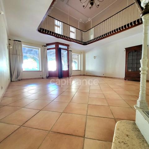 Exceptionnel : immeuble insolite à vendre en plein coeur de Saint-Clar (32)