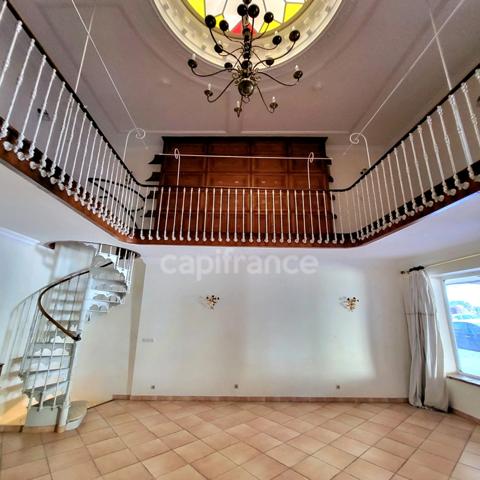 Exceptionnel : immeuble insolite à vendre en plein coeur de Saint-Clar (32)