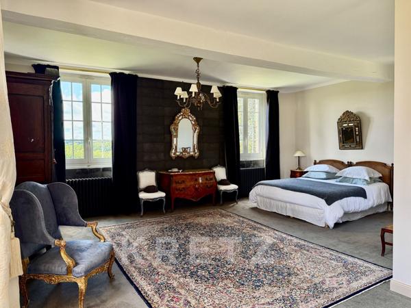 Manoir du XVIe restauré, 12 chambres, dépendances, piscine tennis 2Ha