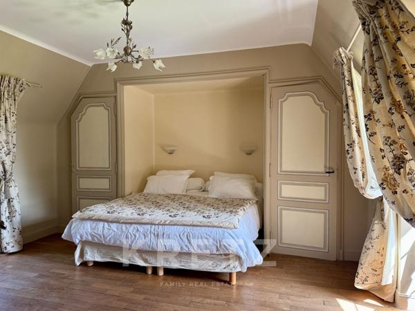 Manoir du XVIe restauré, 12 chambres, dépendances, piscine tennis 2Ha