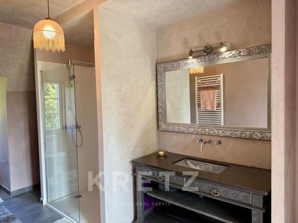 Manoir du XVIe restauré, 12 chambres, dépendances, piscine tennis 2Ha