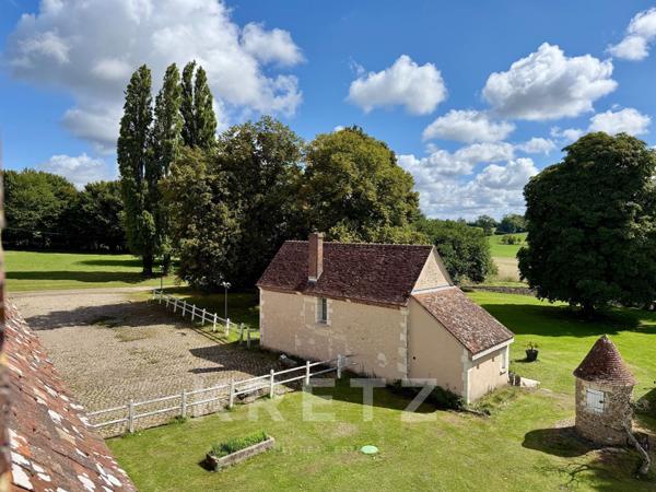 Manoir du XVIe restauré, 12 chambres, dépendances, piscine tennis 2Ha