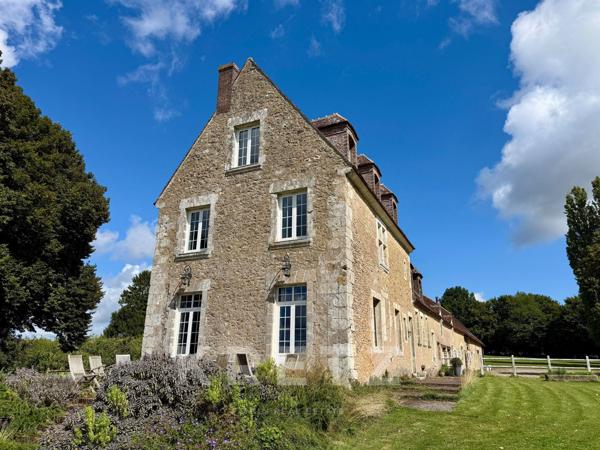 Manoir du XVIe restauré, 12 chambres, dépendances, piscine tennis 2Ha
