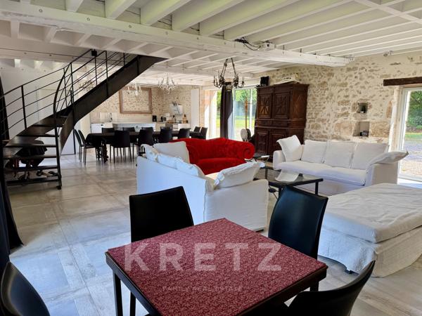 Manoir du XVIe restauré, 12 chambres, dépendances, piscine tennis 2Ha