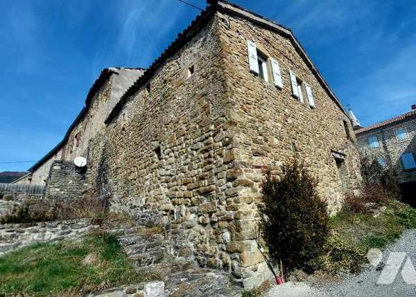 maison de village de caractère t5 de 117 m2  en pierres avec jardin