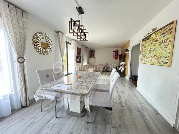 Vous recherchez une maison à Andouillé proche du bourg et de tous les commerces, lisez la suite j’ai ce qu’il vous faut !

Découvrez ce charmant pavillon d’environ 84 m2 sur une parcelle de 610 m2 clôturée et sans vis-à-vis 

Nous commençons la visite pour une entrée, une cuisine séparée de 12 m2, un salon séjour très lumineux de 33 m2 avec poêle à granulés, 2 chambres, une salle d’eau, un WC séparé. 
A l’étage 1 chambre et une autre pièce de 17 m2 qui peut être aménagée en 4ème chambre. 
Le sous-sol constitue un véritable atout pour ce bien : il comprend un grand garage avec porte automatique, une salle de jeux de 18 m2, une seconde pièce aménagée actuellement en salle de sport de 12m2, une cave et un WC.

A l’extérieur vous profiterez d’une belle terrasse ensoleillée, un terrain plat et clôturé et un carport. 

Cette maison coche plusieurs de vos critères ? Appelez-moi pour plus de renseignements et fixer une visite !