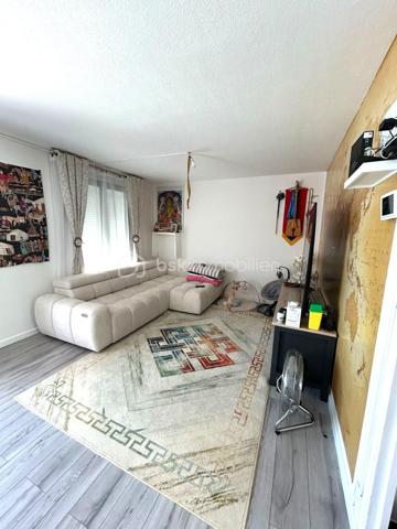 Vous recherchez une maison à Andouillé proche du bourg et de tous les commerces, lisez la suite j’ai ce qu’il vous faut !

Découvrez ce charmant pavillon d’environ 84 m2 sur une parcelle de 610 m2 clôturée et sans vis-à-vis 

Nous commençons la visite pour une entrée, une cuisine séparée de 12 m2, un salon séjour très lumineux de 33 m2 avec poêle à granulés, 2 chambres, une salle d’eau, un WC séparé. 
A l’étage 1 chambre et une autre pièce de 17 m2 qui peut être aménagée en 4ème chambre. 
Le sous-sol constitue un véritable atout pour ce bien : il comprend un grand garage avec porte automatique, une salle de jeux de 18 m2, une seconde pièce aménagée actuellement en salle de sport de 12m2, une cave et un WC.

A l’extérieur vous profiterez d’une belle terrasse ensoleillée, un terrain plat et clôturé et un carport. 

Cette maison coche plusieurs de vos critères ? Appelez-moi pour plus de renseignements et fixer une visite !
