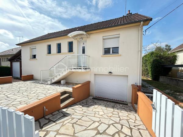 Vous recherchez une maison à Andouillé proche du bourg et de tous les commerces, lisez la suite j’ai ce qu’il vous faut !

Découvrez ce charmant pavillon d’environ 84 m2 sur une parcelle de 610 m2 clôturée et sans vis-à-vis 

Nous commençons la visite pour une entrée, une cuisine séparée de 12 m2, un salon séjour très lumineux de 33 m2 avec poêle à granulés, 2 chambres, une salle d’eau, un WC séparé. 
A l’étage 1 chambre et une autre pièce de 17 m2 qui peut être aménagée en 4ème chambre. 
Le sous-sol constitue un véritable atout pour ce bien : il comprend un grand garage avec porte automatique, une salle de jeux de 18 m2, une seconde pièce aménagée actuellement en salle de sport de 12m2, une cave et un WC.

A l’extérieur vous profiterez d’une belle terrasse ensoleillée, un terrain plat et clôturé et un carport. 

Cette maison coche plusieurs de vos critères ? Appelez-moi pour plus de renseignements et fixer une visite !
