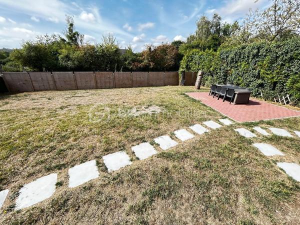 Vous recherchez une maison à Andouillé proche du bourg et de tous les commerces, lisez la suite j’ai ce qu’il vous faut !

Découvrez ce charmant pavillon d’environ 84 m2 sur une parcelle de 610 m2 clôturée et sans vis-à-vis 

Nous commençons la visite pour une entrée, une cuisine séparée de 12 m2, un salon séjour très lumineux de 33 m2 avec poêle à granulés, 2 chambres, une salle d’eau, un WC séparé. 
A l’étage 1 chambre et une autre pièce de 17 m2 qui peut être aménagée en 4ème chambre. 
Le sous-sol constitue un véritable atout pour ce bien : il comprend un grand garage avec porte automatique, une salle de jeux de 18 m2, une seconde pièce aménagée actuellement en salle de sport de 12m2, une cave et un WC.

A l’extérieur vous profiterez d’une belle terrasse ensoleillée, un terrain plat et clôturé et un carport. 

Cette maison coche plusieurs de vos critères ? Appelez-moi pour plus de renseignements et fixer une visite !