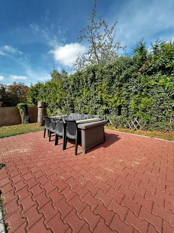 Vous recherchez une maison à Andouillé proche du bourg et de tous les commerces, lisez la suite j’ai ce qu’il vous faut !

Découvrez ce charmant pavillon d’environ 84 m2 sur une parcelle de 610 m2 clôturée et sans vis-à-vis 

Nous commençons la visite pour une entrée, une cuisine séparée de 12 m2, un salon séjour très lumineux de 33 m2 avec poêle à granulés, 2 chambres, une salle d’eau, un WC séparé. 
A l’étage 1 chambre et une autre pièce de 17 m2 qui peut être aménagée en 4ème chambre. 
Le sous-sol constitue un véritable atout pour ce bien : il comprend un grand garage avec porte automatique, une salle de jeux de 18 m2, une seconde pièce aménagée actuellement en salle de sport de 12m2, une cave et un WC.

A l’extérieur vous profiterez d’une belle terrasse ensoleillée, un terrain plat et clôturé et un carport. 

Cette maison coche plusieurs de vos critères ? Appelez-moi pour plus de renseignements et fixer une visite !