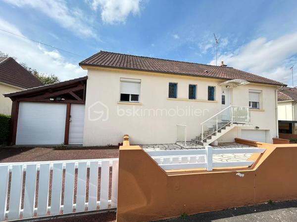 Vous recherchez une maison à Andouillé proche du bourg et de tous les commerces, lisez la suite j’ai ce qu’il vous faut !

Découvrez ce charmant pavillon d’environ 84 m2 sur une parcelle de 610 m2 clôturée et sans vis-à-vis 

Nous commençons la visite pour une entrée, une cuisine séparée de 12 m2, un salon séjour très lumineux de 33 m2 avec poêle à granulés, 2 chambres, une salle d’eau, un WC séparé. 
A l’étage 1 chambre et une autre pièce de 17 m2 qui peut être aménagée en 4ème chambre. 
Le sous-sol constitue un véritable atout pour ce bien : il comprend un grand garage avec porte automatique, une salle de jeux de 18 m2, une seconde pièce aménagée actuellement en salle de sport de 12m2, une cave et un WC.

A l’extérieur vous profiterez d’une belle terrasse ensoleillée, un terrain plat et clôturé et un carport. 

Cette maison coche plusieurs de vos critères ? Appelez-moi pour plus de renseignements et fixer une visite !