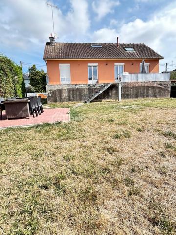 Vous recherchez une maison à Andouillé proche du bourg et de tous les commerces, lisez la suite j’ai ce qu’il vous faut !

Découvrez ce charmant pavillon d’environ 84 m2 sur une parcelle de 610 m2 clôturée et sans vis-à-vis 

Nous commençons la visite pour une entrée, une cuisine séparée de 12 m2, un salon séjour très lumineux de 33 m2 avec poêle à granulés, 2 chambres, une salle d’eau, un WC séparé. 
A l’étage 1 chambre et une autre pièce de 17 m2 qui peut être aménagée en 4ème chambre. 
Le sous-sol constitue un véritable atout pour ce bien : il comprend un grand garage avec porte automatique, une salle de jeux de 18 m2, une seconde pièce aménagée actuellement en salle de sport de 12m2, une cave et un WC.

A l’extérieur vous profiterez d’une belle terrasse ensoleillée, un terrain plat et clôturé et un carport. 

Cette maison coche plusieurs de vos critères ? Appelez-moi pour plus de renseignements et fixer une visite !