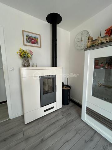 Vous recherchez une maison à Andouillé proche du bourg et de tous les commerces, lisez la suite j’ai ce qu’il vous faut !

Découvrez ce charmant pavillon d’environ 84 m2 sur une parcelle de 610 m2 clôturée et sans vis-à-vis 

Nous commençons la visite pour une entrée, une cuisine séparée de 12 m2, un salon séjour très lumineux de 33 m2 avec poêle à granulés, 2 chambres, une salle d’eau, un WC séparé. 
A l’étage 1 chambre et une autre pièce de 17 m2 qui peut être aménagée en 4ème chambre. 
Le sous-sol constitue un véritable atout pour ce bien : il comprend un grand garage avec porte automatique, une salle de jeux de 18 m2, une seconde pièce aménagée actuellement en salle de sport de 12m2, une cave et un WC.

A l’extérieur vous profiterez d’une belle terrasse ensoleillée, un terrain plat et clôturé et un carport. 

Cette maison coche plusieurs de vos critères ? Appelez-moi pour plus de renseignements et fixer une visite !