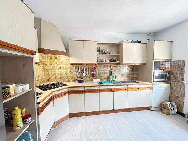 Vous recherchez une maison à Andouillé proche du bourg et de tous les commerces, lisez la suite j’ai ce qu’il vous faut !

Découvrez ce charmant pavillon d’environ 84 m2 sur une parcelle de 610 m2 clôturée et sans vis-à-vis 

Nous commençons la visite pour une entrée, une cuisine séparée de 12 m2, un salon séjour très lumineux de 33 m2 avec poêle à granulés, 2 chambres, une salle d’eau, un WC séparé. 
A l’étage 1 chambre et une autre pièce de 17 m2 qui peut être aménagée en 4ème chambre. 
Le sous-sol constitue un véritable atout pour ce bien : il comprend un grand garage avec porte automatique, une salle de jeux de 18 m2, une seconde pièce aménagée actuellement en salle de sport de 12m2, une cave et un WC.

A l’extérieur vous profiterez d’une belle terrasse ensoleillée, un terrain plat et clôturé et un carport. 

Cette maison coche plusieurs de vos critères ? Appelez-moi pour plus de renseignements et fixer une visite !