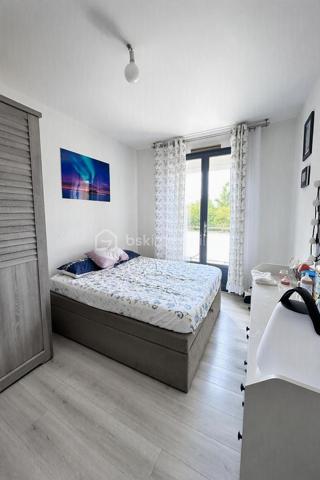 Vous recherchez une maison à Andouillé proche du bourg et de tous les commerces, lisez la suite j’ai ce qu’il vous faut !

Découvrez ce charmant pavillon d’environ 84 m2 sur une parcelle de 610 m2 clôturée et sans vis-à-vis 

Nous commençons la visite pour une entrée, une cuisine séparée de 12 m2, un salon séjour très lumineux de 33 m2 avec poêle à granulés, 2 chambres, une salle d’eau, un WC séparé. 
A l’étage 1 chambre et une autre pièce de 17 m2 qui peut être aménagée en 4ème chambre. 
Le sous-sol constitue un véritable atout pour ce bien : il comprend un grand garage avec porte automatique, une salle de jeux de 18 m2, une seconde pièce aménagée actuellement en salle de sport de 12m2, une cave et un WC.

A l’extérieur vous profiterez d’une belle terrasse ensoleillée, un terrain plat et clôturé et un carport. 

Cette maison coche plusieurs de vos critères ? Appelez-moi pour plus de renseignements et fixer une visite !