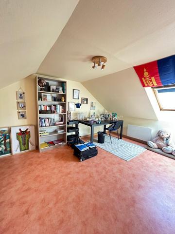 Vous recherchez une maison à Andouillé proche du bourg et de tous les commerces, lisez la suite j’ai ce qu’il vous faut !

Découvrez ce charmant pavillon d’environ 84 m2 sur une parcelle de 610 m2 clôturée et sans vis-à-vis 

Nous commençons la visite pour une entrée, une cuisine séparée de 12 m2, un salon séjour très lumineux de 33 m2 avec poêle à granulés, 2 chambres, une salle d’eau, un WC séparé. 
A l’étage 1 chambre et une autre pièce de 17 m2 qui peut être aménagée en 4ème chambre. 
Le sous-sol constitue un véritable atout pour ce bien : il comprend un grand garage avec porte automatique, une salle de jeux de 18 m2, une seconde pièce aménagée actuellement en salle de sport de 12m2, une cave et un WC.

A l’extérieur vous profiterez d’une belle terrasse ensoleillée, un terrain plat et clôturé et un carport. 

Cette maison coche plusieurs de vos critères ? Appelez-moi pour plus de renseignements et fixer une visite !
