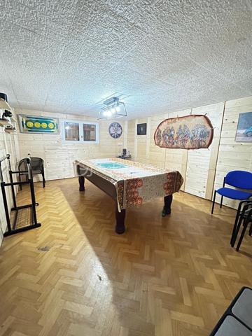 Vous recherchez une maison à Andouillé proche du bourg et de tous les commerces, lisez la suite j’ai ce qu’il vous faut !

Découvrez ce charmant pavillon d’environ 84 m2 sur une parcelle de 610 m2 clôturée et sans vis-à-vis 

Nous commençons la visite pour une entrée, une cuisine séparée de 12 m2, un salon séjour très lumineux de 33 m2 avec poêle à granulés, 2 chambres, une salle d’eau, un WC séparé. 
A l’étage 1 chambre et une autre pièce de 17 m2 qui peut être aménagée en 4ème chambre. 
Le sous-sol constitue un véritable atout pour ce bien : il comprend un grand garage avec porte automatique, une salle de jeux de 18 m2, une seconde pièce aménagée actuellement en salle de sport de 12m2, une cave et un WC.

A l’extérieur vous profiterez d’une belle terrasse ensoleillée, un terrain plat et clôturé et un carport. 

Cette maison coche plusieurs de vos critères ? Appelez-moi pour plus de renseignements et fixer une visite !