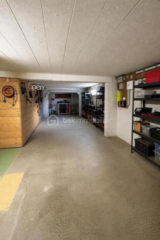 Vous recherchez une maison à Andouillé proche du bourg et de tous les commerces, lisez la suite j’ai ce qu’il vous faut !

Découvrez ce charmant pavillon d’environ 84 m2 sur une parcelle de 610 m2 clôturée et sans vis-à-vis 

Nous commençons la visite pour une entrée, une cuisine séparée de 12 m2, un salon séjour très lumineux de 33 m2 avec poêle à granulés, 2 chambres, une salle d’eau, un WC séparé. 
A l’étage 1 chambre et une autre pièce de 17 m2 qui peut être aménagée en 4ème chambre. 
Le sous-sol constitue un véritable atout pour ce bien : il comprend un grand garage avec porte automatique, une salle de jeux de 18 m2, une seconde pièce aménagée actuellement en salle de sport de 12m2, une cave et un WC.

A l’extérieur vous profiterez d’une belle terrasse ensoleillée, un terrain plat et clôturé et un carport. 

Cette maison coche plusieurs de vos critères ? Appelez-moi pour plus de renseignements et fixer une visite !