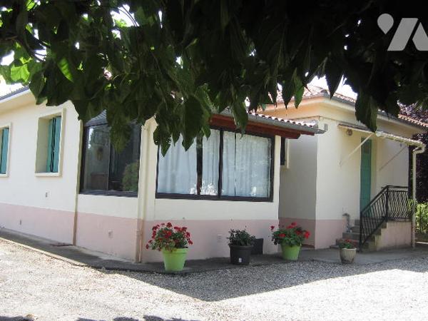 VILLA TYPE 6 avec dépendances, parc arboré et piscine