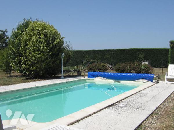 VILLA TYPE 6 avec dépendances, parc arboré et piscine