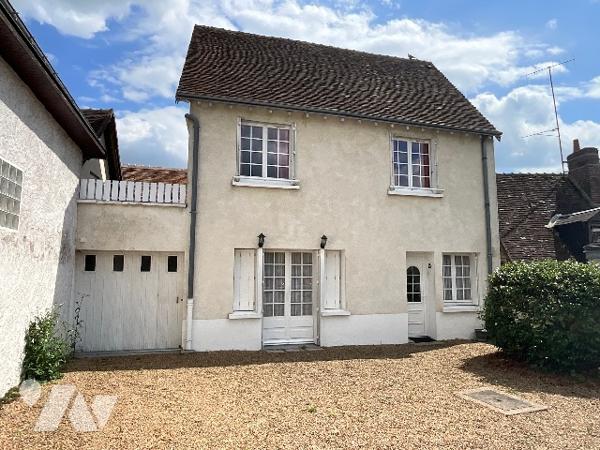 CHÂTEAU-RENAULT (37110) – Maison avec grange et cour, centre-ville