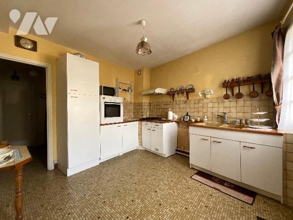 CHÂTEAU-RENAULT (37110) – Maison avec grange et cour, centre-ville