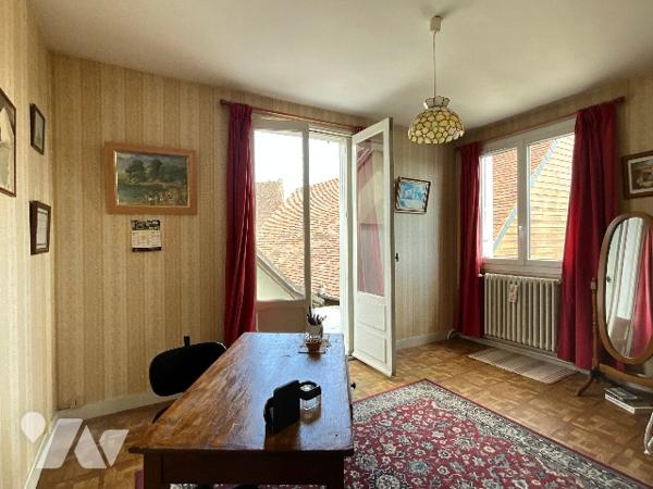 CHÂTEAU-RENAULT (37110) – Maison avec grange et cour, centre-ville