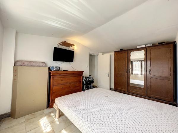 Dpt Hérault (34), à vendre maison P6 de 131 m² - divisée en 2 appartements - Plain pied - Terrasse de 95 m2 - Cave - 5 parkings