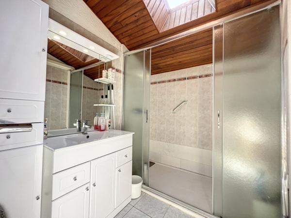 Dpt Hérault (34), à vendre maison P6 de 131 m² - divisée en 2 appartements - Plain pied - Terrasse de 95 m2 - Cave - 5 parkings