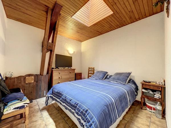 Dpt Hérault (34), à vendre maison P6 de 131 m² - divisée en 2 appartements - Plain pied - Terrasse de 95 m2 - Cave - 5 parkings