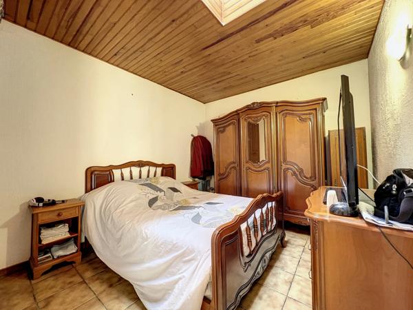 Dpt Hérault (34), à vendre maison P6 de 131 m² - divisée en 2 appartements - Plain pied - Terrasse de 95 m2 - Cave - 5 parkings